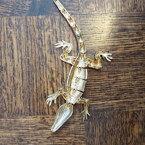 Unlabelled large gold tone articulated crocodile brooch w green eyes - Picture 3 of 4